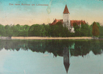 Bei diesem Foto handelt es sich um eine abfotografierte Postkarte vom Neuen Schloss in Königswalde aus dem Jahr 1929. Herzlichen Dank an Herrn Horst Kirchner aus Halbe, der uns die Postkarte für das Foto zur Verfügung stellte. M. Prätsch