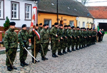 Ehrenformation der polnischen Streitkräfte vor der  Johanniterordenskirche