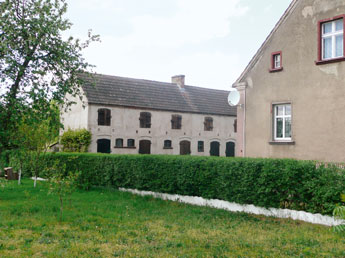 Das Gebäude auf dem Hof diente Franz Knospe als Lager für das Stellmacher- und Glaserei-Material.