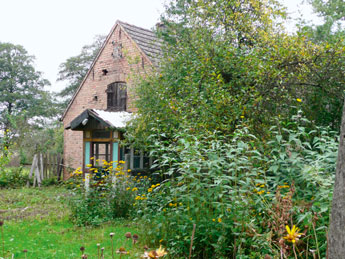 Das fast verfallene Arbeiterhaus vom Richard-Knospe-Hof* (Okt. 2007).