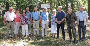 S. Hentschel, K. Quandt, M. Hentschel, F. Quandt, W. Freyer, H. Habermann, W. Finger, J. Cieluch, M. Stasilowicz, W. Bohm (v. l. n. r.) 22. Juli 2013 Vor dem Friedhof Wandern
