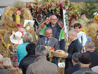 Bürgermeister Symeryak bei der traditionellen Brotverteilung
