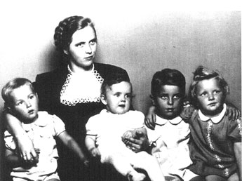 Erna Stein, geb. Flader, mit den Kindern Ingo, Volkmar, Hagen und Irmtraud (v.l.) etwa Mitte 1941