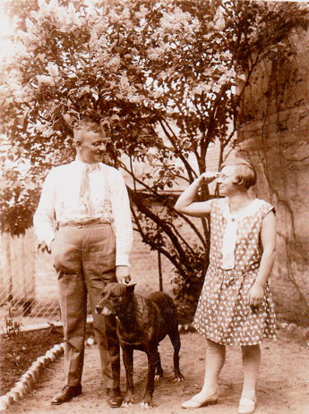 Dora Jaeger (r.), Ernst Kleemann und sein Jagdhund (l.)  Foto: Thea Jaeger