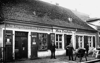 Schmiede und Laden von Max Praetsch (Mitte), Zielenzig um 1930