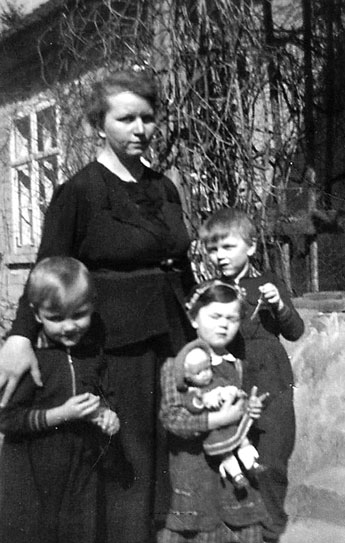 Hertha Poethke, Ehefrau von Willi Poethke, mit den Kindern Martin, rechts Christa und Gerhard vor dem Pfarrhaus in Neudorf, ca. 1940  Fotos: W. Poethke